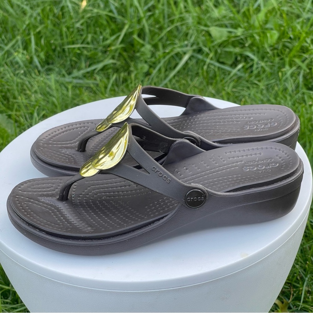 Crocs Sanrah Wedge Sandals Womens 6 Brown Gold Metallic Emblem Comfy Shoes